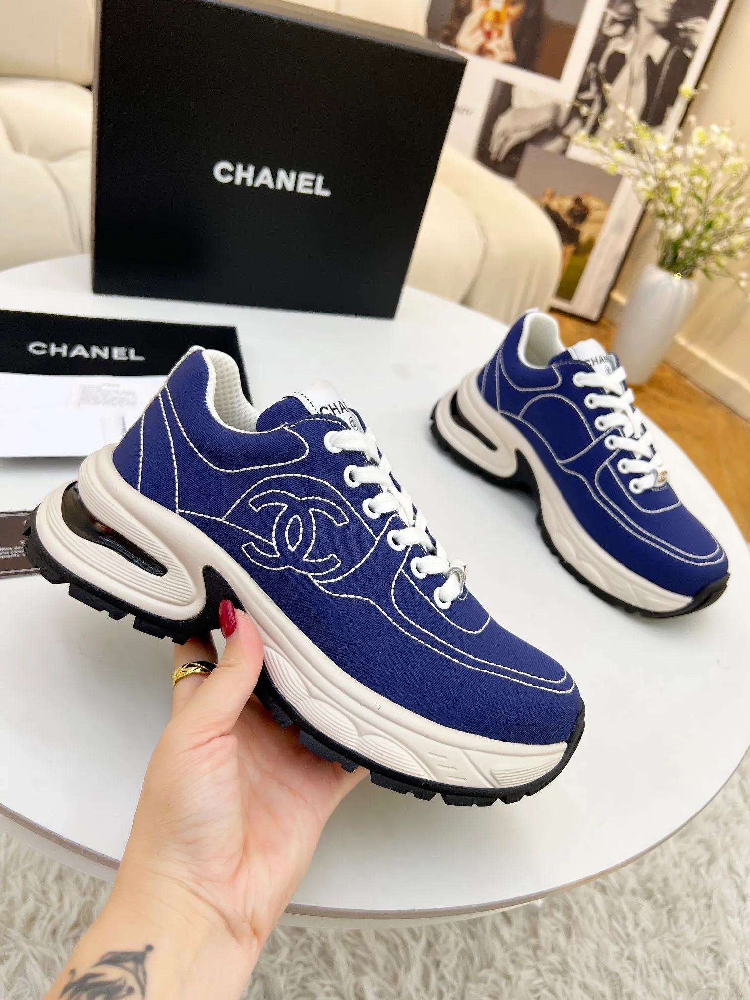 👟👟Ex-factory price 500👟👟 Cloth CHANEL 25C new casual shoes for early spring vacation. A pair of comfortable shoes can reduce the fatigue on your feet. The new style is very versatile, whether it is daily wear or a sister party. It can be easily used for commuting in the workplace, outdoor sports and various occasions. It can increase the height, straighten the legs, modify the shape of the feet, is comfortable and comfortable without rubbing the feet, and has good breathability. It can also be worn in summer. Office workers can also easily own it when wearing it. The fabric is pebbled cowhide + plaid pad to show off sheepskin. The original open-molded rubber foam outsole! size: 35-40 (41 customized, non-refundable and non-exchangeable)